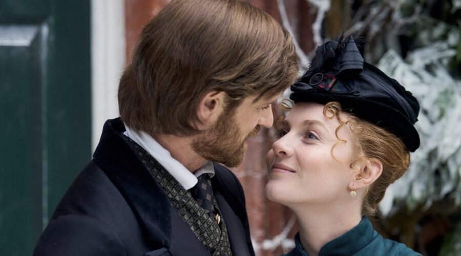 Da sinistra: Ben Wainwright (Frederick) e Harriet Slater (Clara Dunn) in una scena di “Belgravia: The Next Chapter”. Credits: Sky Italia.