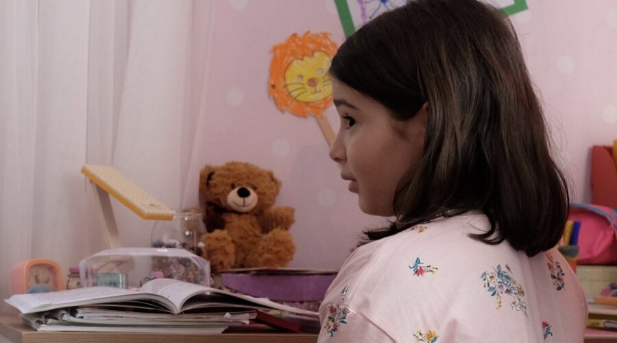 Beren Nur Karadis (Defne Kaya) in una scena di “Segreti di famiglia”. Credits: RTI Mediaset.