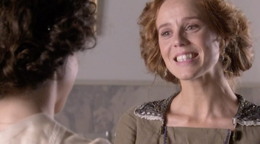 Da sinistra: Candela Serrat (Celia Silva Torrealba) e María Castro (Francisca Silva Torrealba) in una scena della puntata 143 di “Sei Sorelle”. Credits: Rai.
