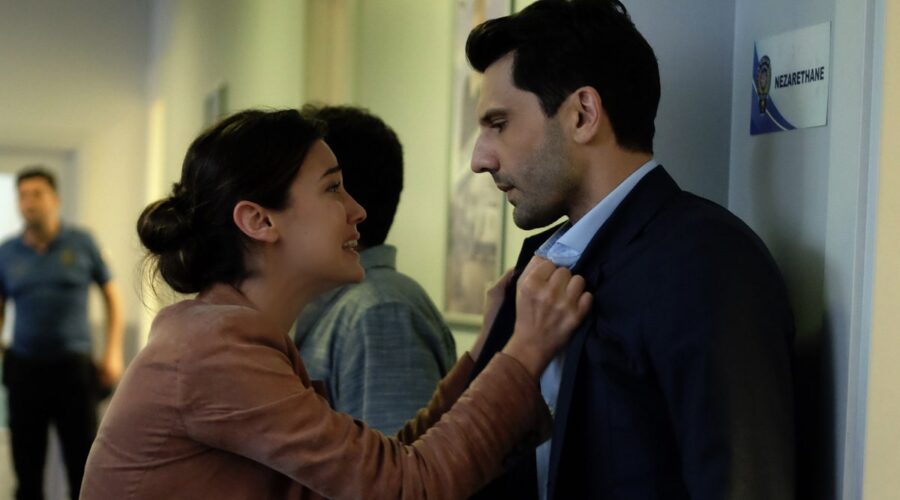 Da sinistra: Pinar Deniz (Ceylin Erguvan) e Kaan Urgancioglu (Ilgaz Kaya) in una scena di “Segreti di Famiglia”. Credits: RTI Mediaset.