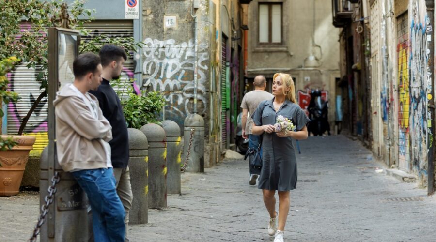 Imma Pirone (Clara) in pericolo in una scena di “Un Posto Al Sole”. Credits: Rai.