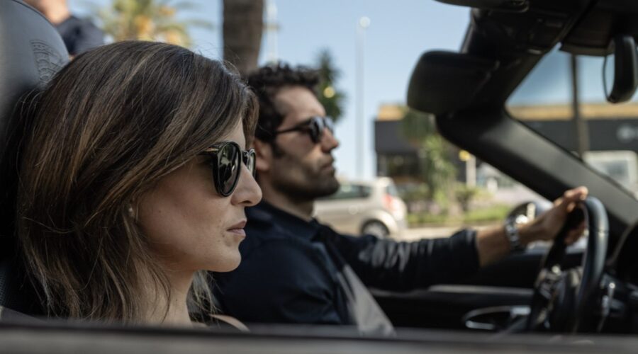 Da sinistra: Clara Lago (Ana) e Tamar Novas (Daniel) in una scena di “Gangs of Galicia”. Credits: Jaime Olmedo/ Netflix © 2023