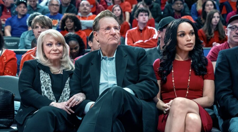 Da sinistra: Jacki Weaver (Shelley Sterling), Ed O'Neill (Donald Sterling) e Cleopatra Coleman (V Stiviano). Credits: Kelsey McNeal/FX.