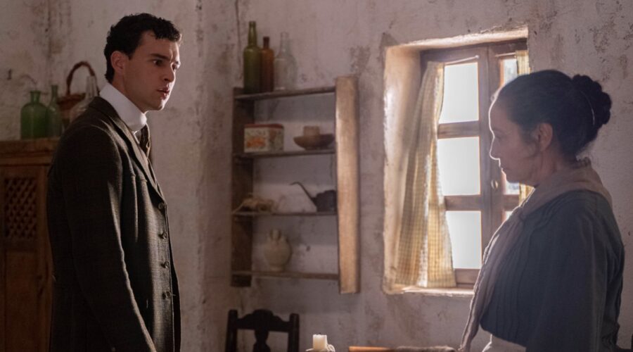 A sinistra: Xavi Lock (Curro De La Mata) in una scena de “La Promessa“. Credits: Bambú Producciones/RTVE/RTI Mediaset.