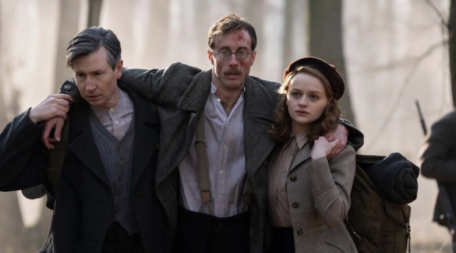 Da Sinistra Sam Woolf, Logan Lerman E Joey King In We Were The Lucky Ones Credits Disney Plus