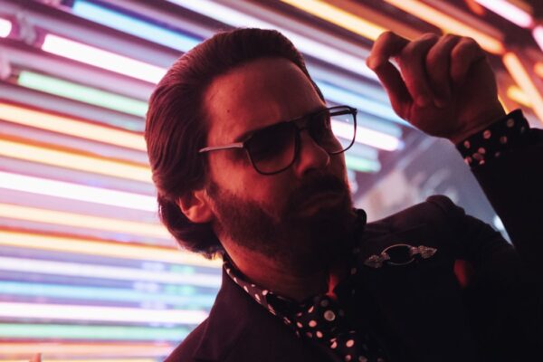 Daniel Brühl In Una Scena Di Becoming Karl Lagerfeld Credits Disney Plus