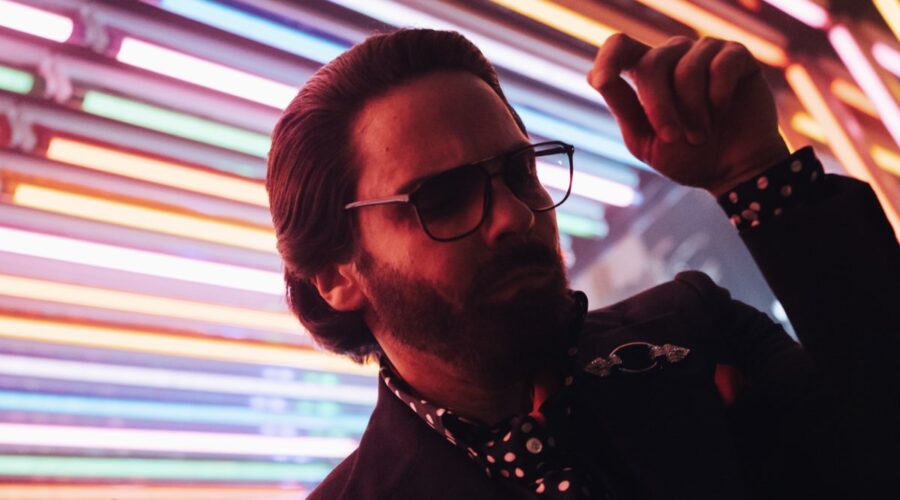 Daniel Brühl In Una Scena Di Becoming Karl Lagerfeld Credits Disney Plus