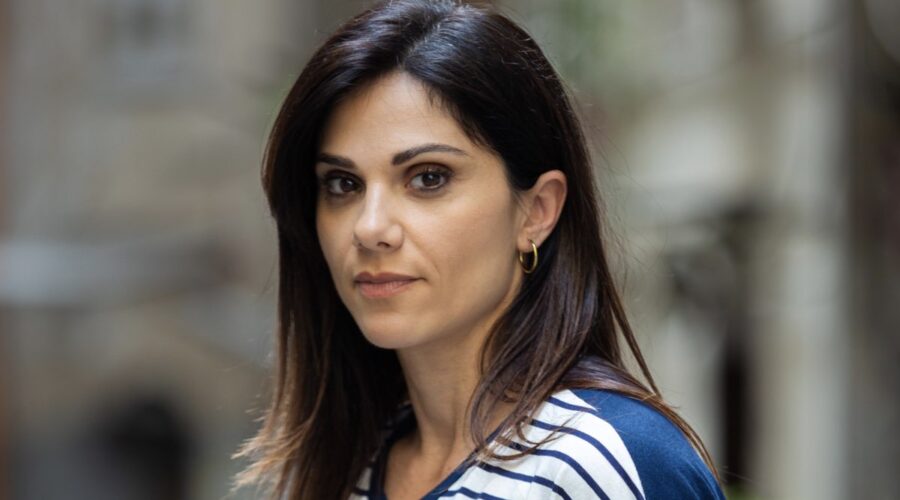Daniela Ioia (Rosa) in una scena di “Un Posto Al Sole”. Credits: Rai.