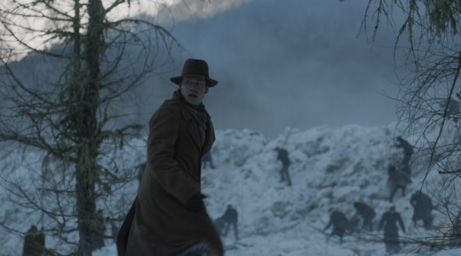 David Kross (Carl Mangold) in una scena di “Davos”. Credits: RTI Mediaset.