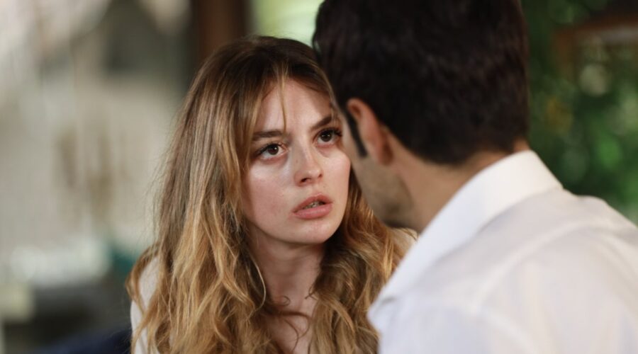 Da sinistra: Melis Sezen (Deva Nakkasoglu) e Murat Ünalmis (Gülcemal Sahin) in una scena de “La Rosa Della Vendetta”. Credits: RTI Mediaset.