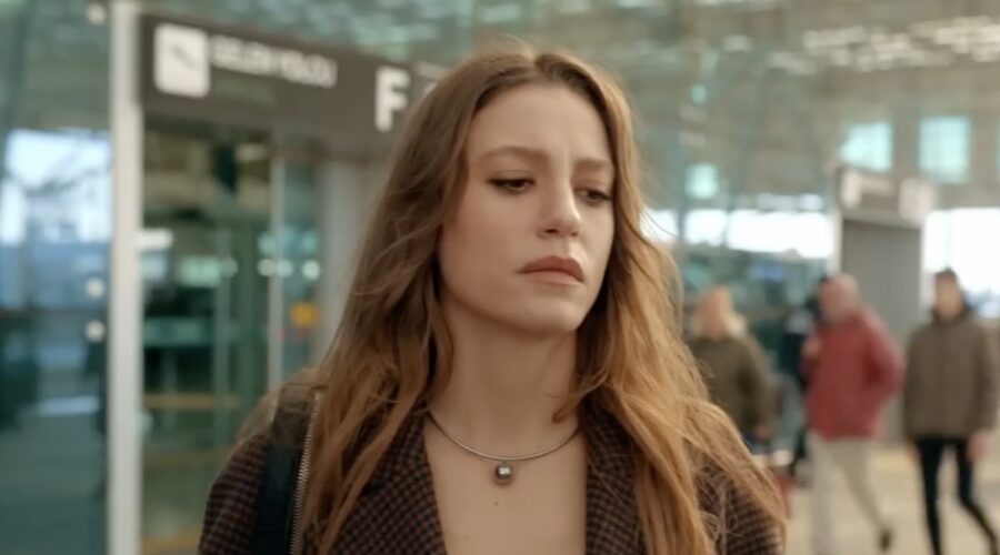 Serenay Sarıkaya (Devin Akın) in una scena del trailer di ”The Family” (“Aile”). Credits: Show TV/YouTube.