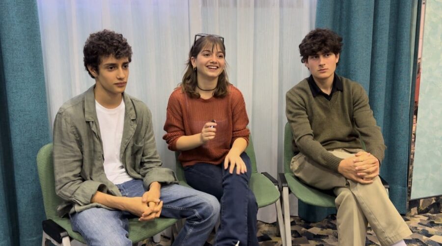 Da sinistra: Biagio Venditti, Flavia Leone e Liam Nicolosi nell'intervista per “Di4ri”. Credits: Tvserial.it.