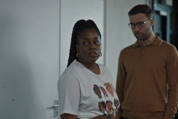 Al centro: Dionne Brown interpreta Queenie Jenkins in una scena di “Queenie”. Credits: Disney+.