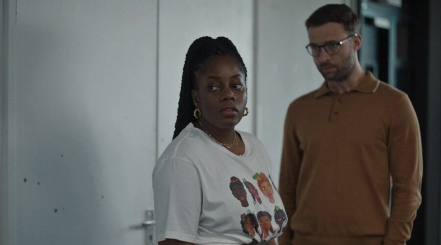 Al centro: Dionne Brown interpreta Queenie Jenkins in una scena di “Queenie”. Credits: Disney+.