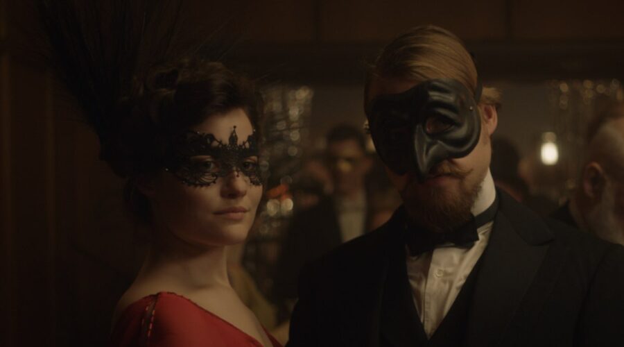 Da sinistra: Dominique Devenport (Johanna Gabathuler) e Sven Schelker (Thanner) in una scena di “Davos”. Credits: RTI Mediaset.