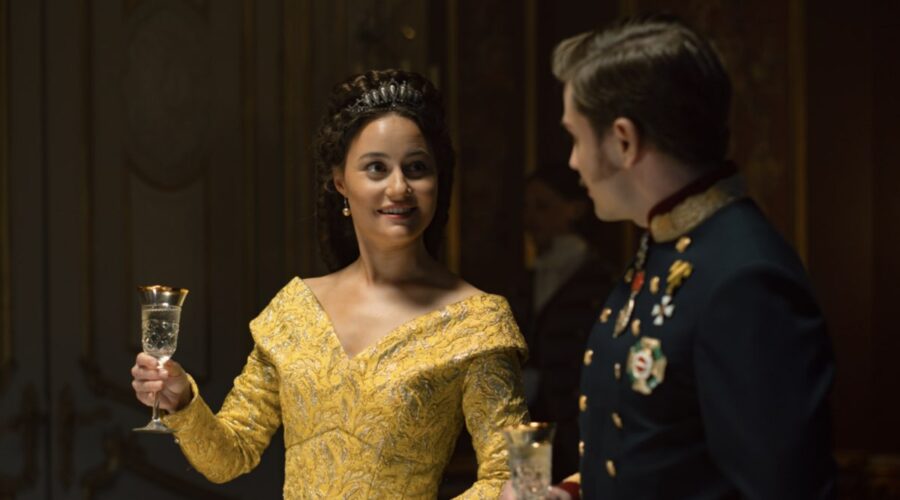 Da sinistra: Dominique Devenport (Elisabetta “Sissi” d'Austria-Ungheria) e Jannik Schümann (Imperatore Franz Joseph I d'Austria) in una scena di “Sissi 3”. Credits: RTI Mediaset.