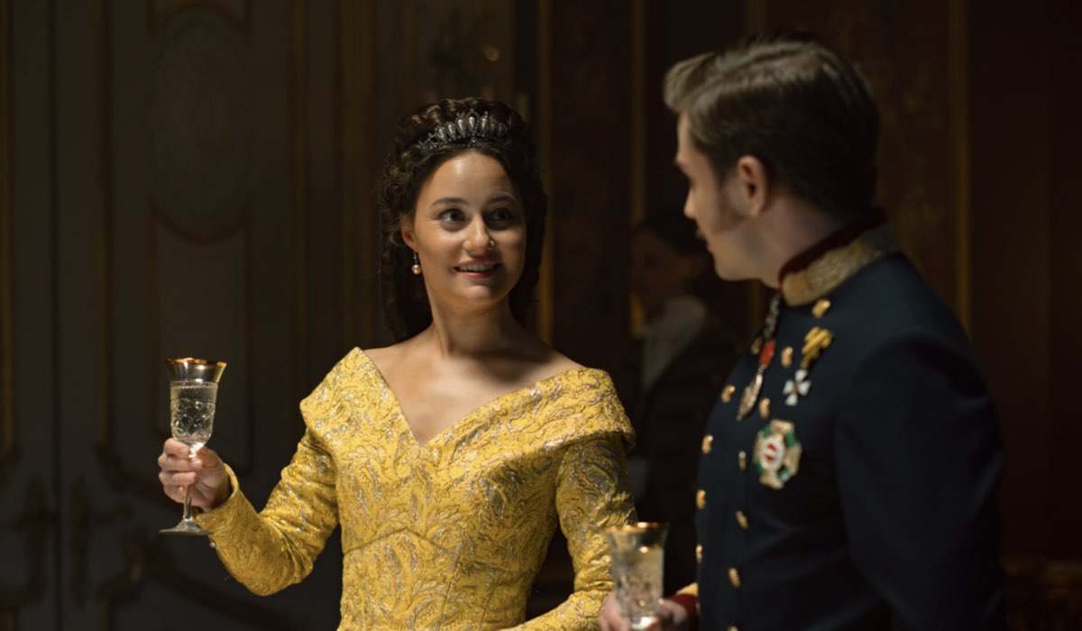 Da sinistra: Dominique Devenport (Elisabetta “Sissi” d'Austria-Ungheria) e Jannik Schümann (Imperatore Franz Joseph I d'Austria) in una scena di “Sissi 3”. Credits: RTI Mediaset.
