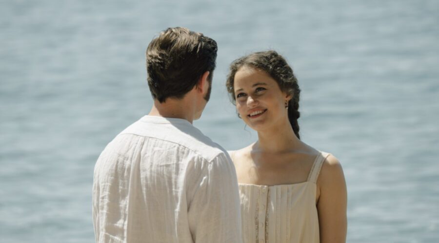 Da sinistra: Jannik Schümann (Imperatore Franz Joseph I d'Austria) e Dominique Devenport (Elisabetta “Sissi” d'Austria-Ungheria) in una scena di “Sissi 3”. Credits: RTI Mediaset.