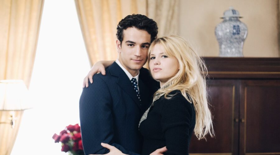 Da sinistra: Gilbert Bécaud (Mikael Mittelstadt) e Brigitte Bardot (Julia De Nunez) in un posato per “Bardot”. Credits: RTI Mediaset.