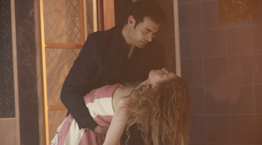 Da sinistra: Murat Ünalmis (Gülcemal Sahin) e Melis Sezen (Deva Nakkasoglu) in una scena de “La Rosa Della Vendetta”. Credits: RTI Mediaset.