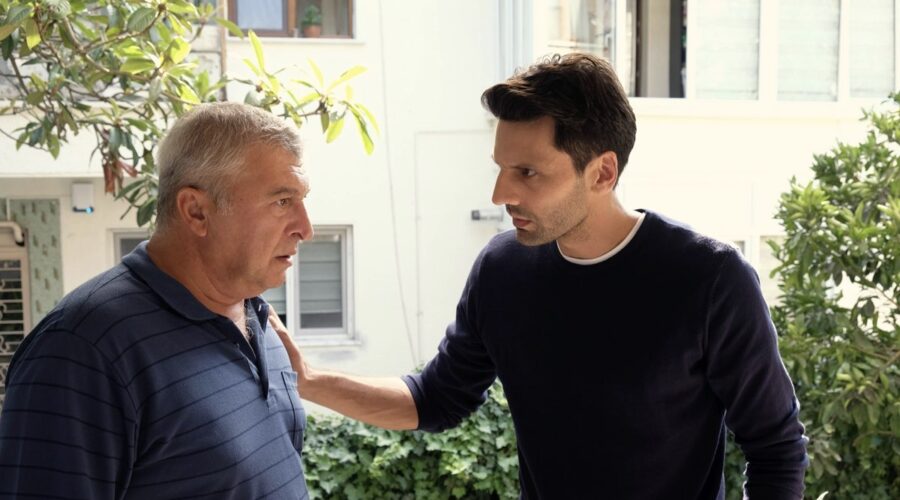 Da sinistra: Hüseyin Avni Danyal (Metin Kaya), Kaan Urgancioglu (Ilgaz Kaya) in una scena di “Segreti di famiglia”. Credits: RTI Mediaset.