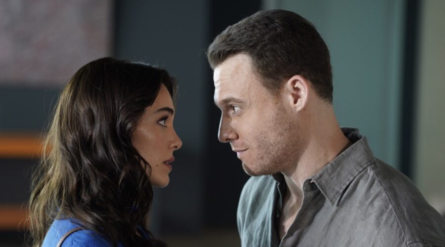 Da sinistra: Kerem Bürsin (Ates Arcali) e Hafsanur Sancaktutan (Leyla) in una scena di “If You Love”. Credits: Mediaset Infinity.