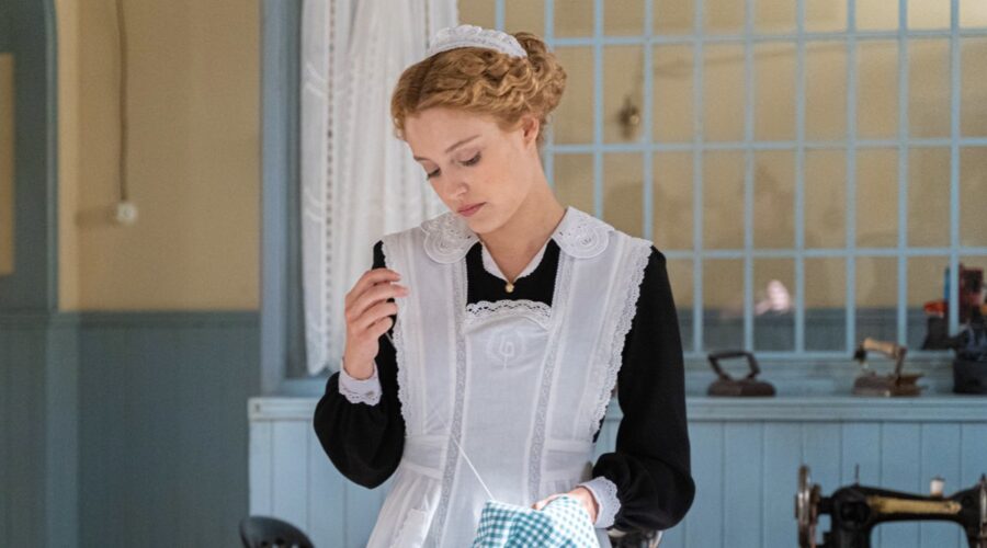 Ana Garces (Jana Exposito) in una scena de “La Promessa”. Credits: RTI Mediaset.