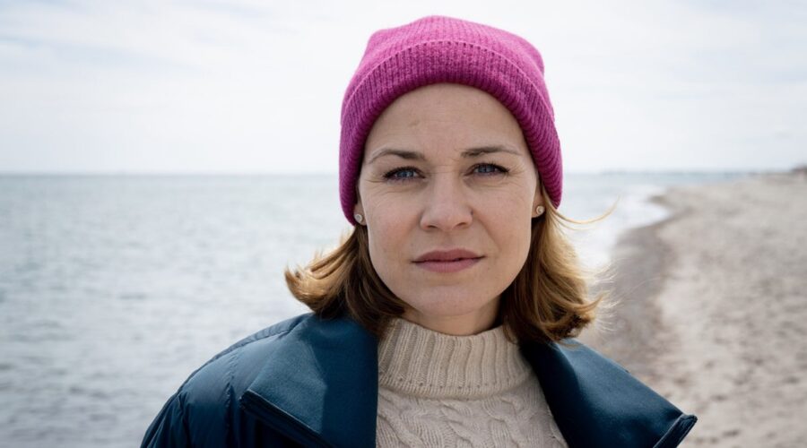Jessica Ginkel (Elli May) in un posato per “Message From Mom”. Credits: Mediaset Infinity.