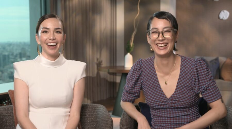 Da sinistra: Joanna Sotomura (Sunny) e Annie The Clumsy (Mixxy) in un fotogramma dell'intervista rilasciata a noi di Tvserial.it su “Sunny”. Credits: Apple TV+/Tvserial.it.