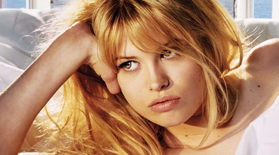 Julia De Nunez (Brigitte Bardot) nella locandina di “Bardot”. Credits: RTI Mediaset.