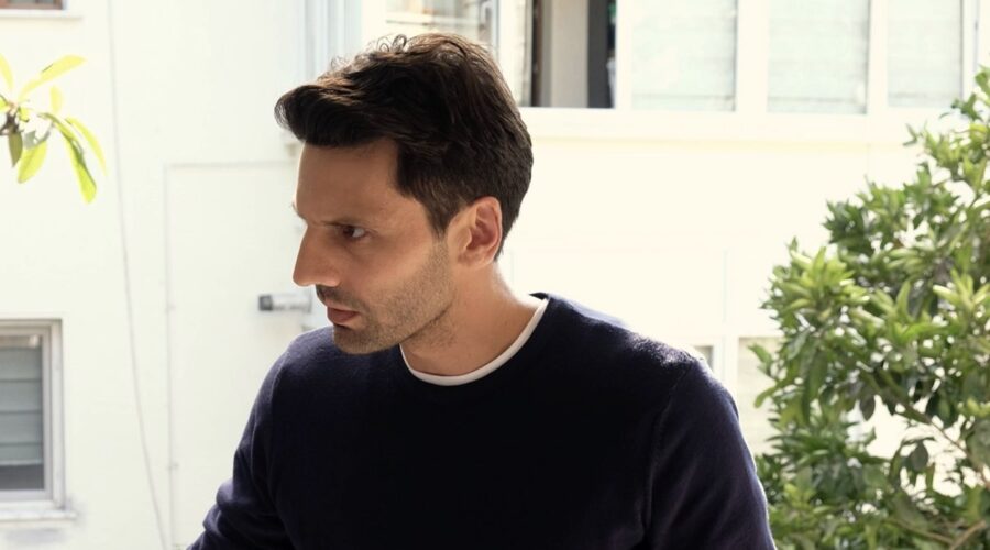 Kaan Urgancioglu (Ilgaz Kaya) in una scena di “Segreti di famiglia”. Credits: RTI Mediaset.