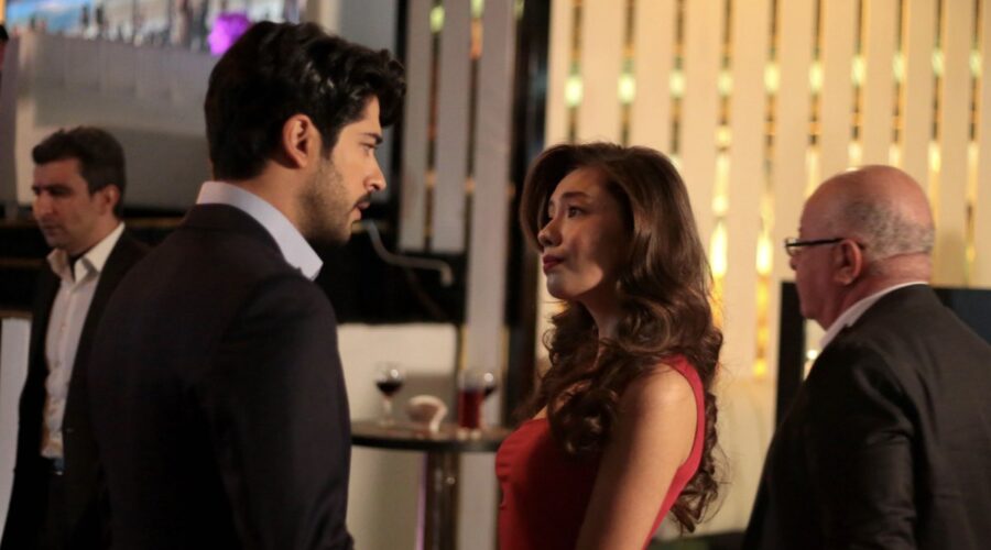 Da sinistra: Burak Özçivit (Kemal Soydere) e Neslihan Atagül (Nihan Sezin) in una scena di “Endless Love”. Credits: RTI Mediaset.