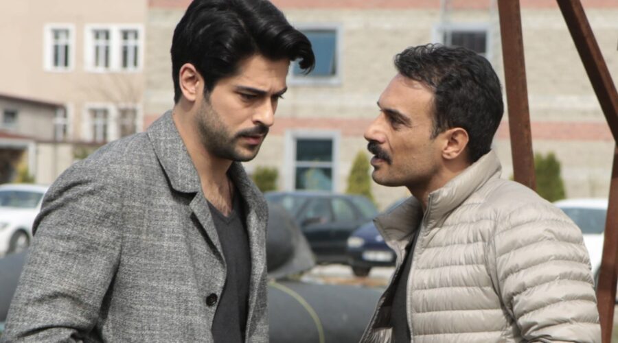Da sinistra: Burak Özçivit (Kemal Soydere) e Uğur Aslan (Zehir) in una scena di “Endless Love”. Credits: RTI Mediaset.