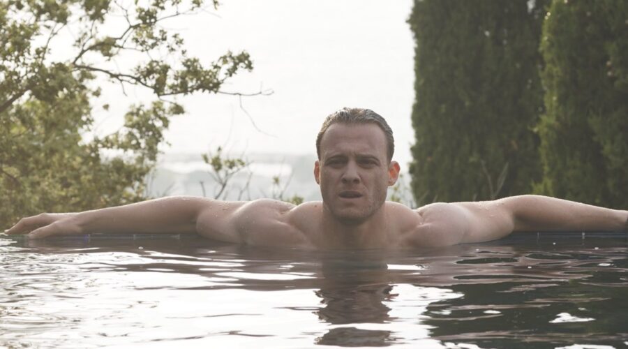Kerem Bürsin (Ates Arcali) in una scena di “If You Love”. Credits: Mediaset Infinity.