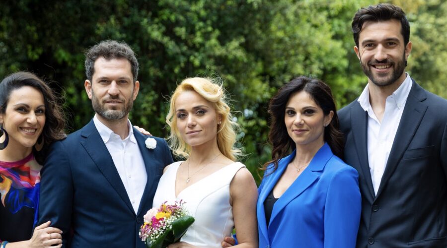 Da sinistra: Laura Pagliara (Marika), Fiorenzo Madonna (Eduardo), Imma Pirone (Clara), Daniela Ioia (Rosa) e Luigi Miele (Damiano) in una scena di “Un Posto Al Sole”. Credits: Rai.