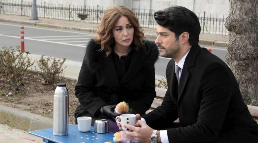 Da sinistra: Zerrin Tekindor (Leyla Acemzade) e Burak Özçivit (Kemal Soydere) in una scena di “Endless Love”. Credits: RTI Mediaset.