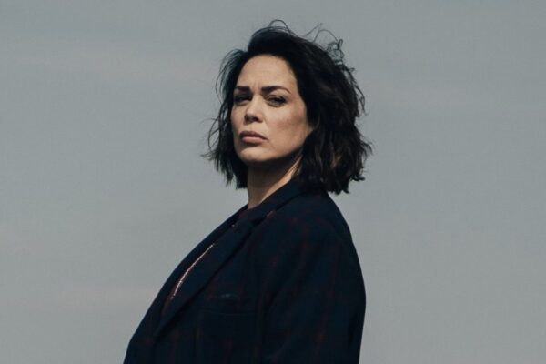 Lola Dewaere (Charlie) in una scena di “Mademoiselle Holmes”. Credits: Giallo.