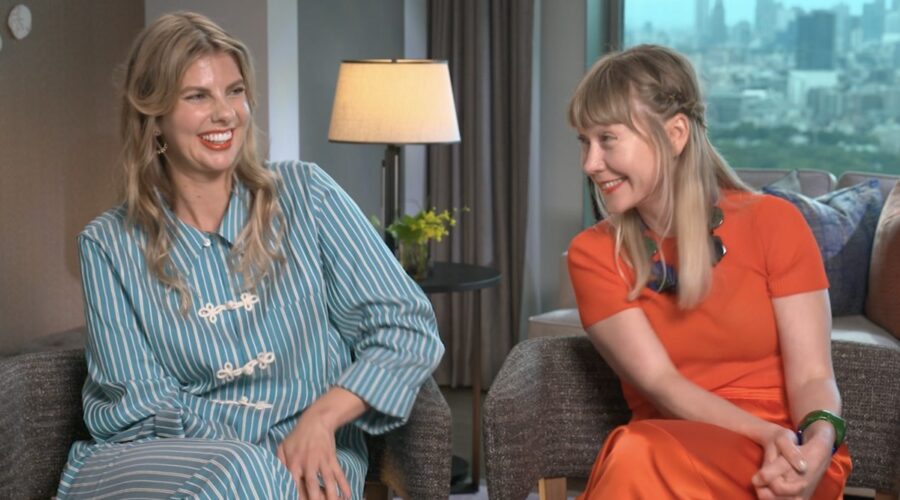 Da sinistra: Lucy Tcherniak (produttrice esecutiva) e Katie Robbins (creatrice) in un fotogramma dell'intervista rilasciata a noi di Tvserial.it su “Sunny”. Credits: Apple TV+/Tvserial.it.