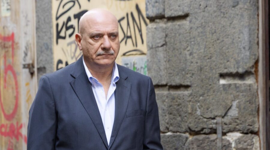 Luigi Di Fiore (Luca) in una scena di “Un Posto Al Sole”. Credits: Rai.