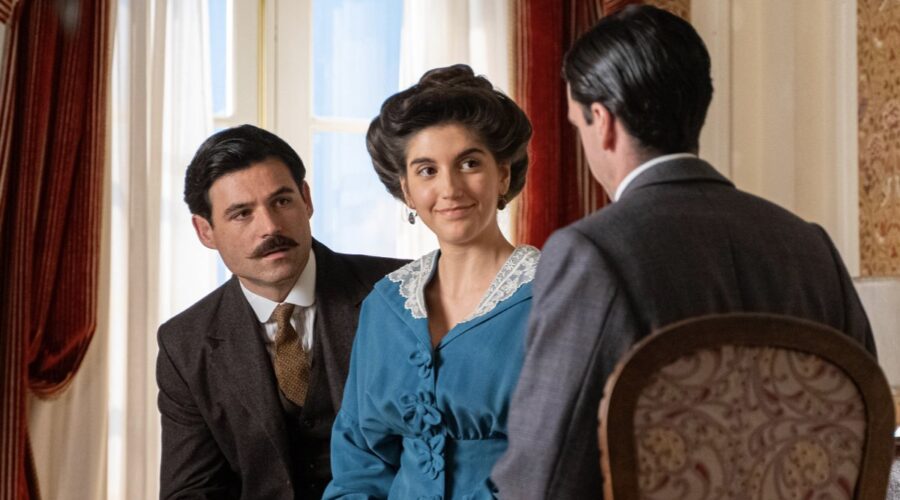 Da sinistra: Manuel (Arturo Sancho) e Jimena (Paula Losada) si sposano in una scena de “La Promessa”. Credits: Mediaset.