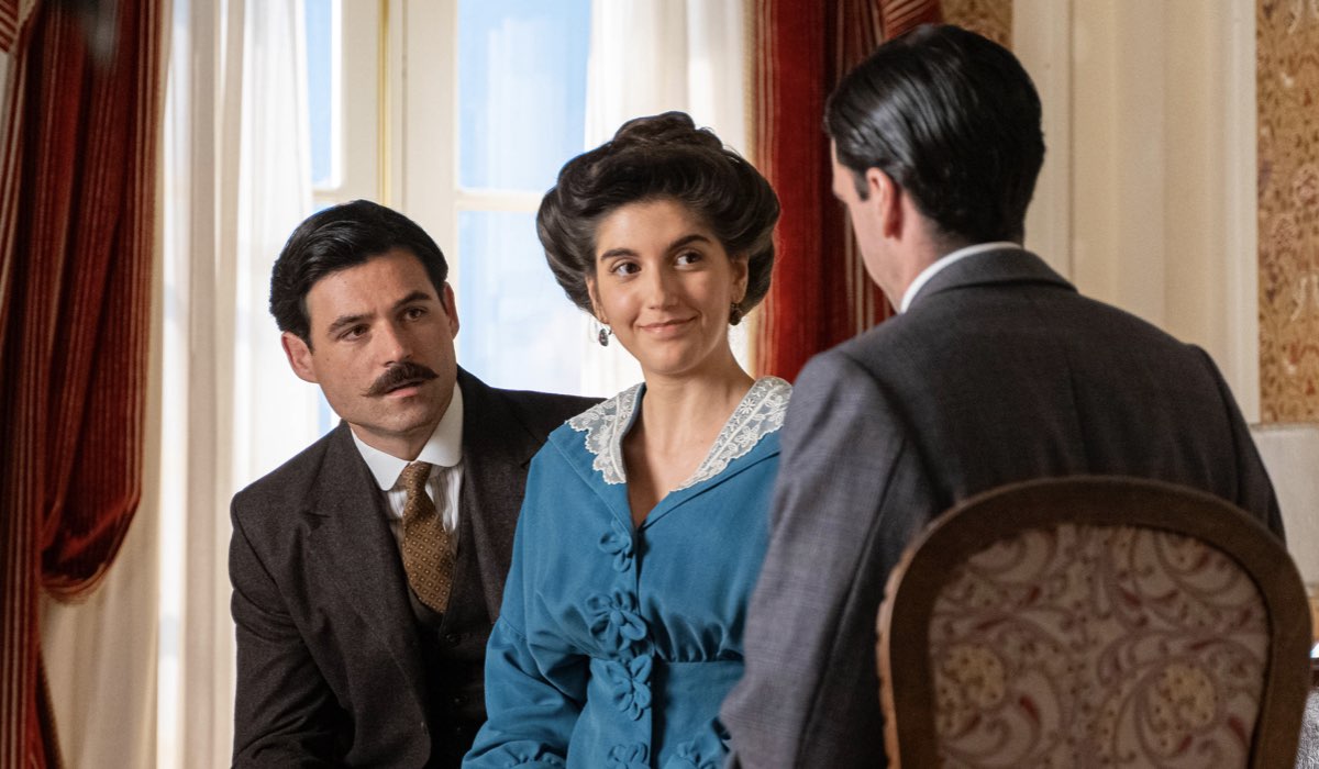 Da sinistra: Manuel (Arturo Sancho) e Jimena (Paula Losada) si sposano in una scena de “La Promessa”. Credits: Mediaset.