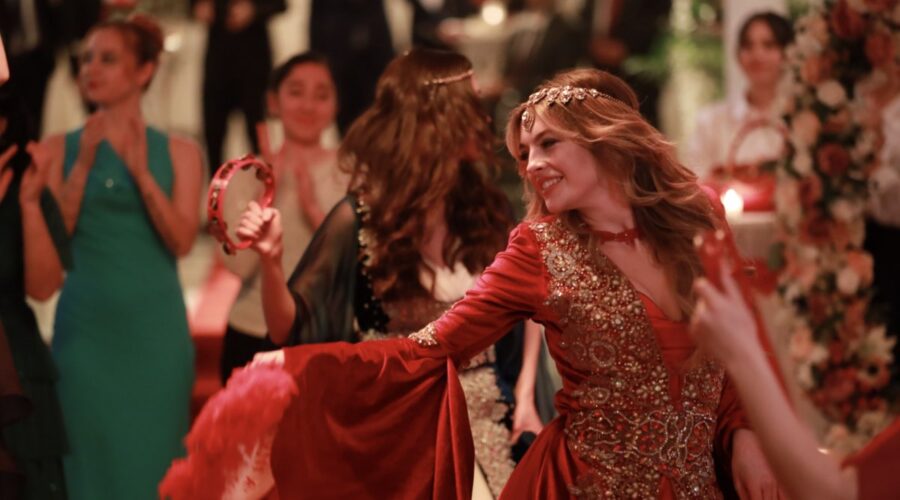 Melis Sezen (Deva Nakkasoglu) in una scena de “La Rosa Della Vendetta”. Credits: RTI Mediaset.