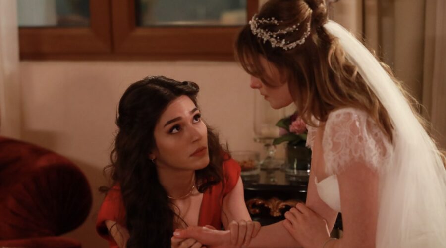 Da sinistra: Meltem Akçöl (Ipek Nakkasoglu) e Melis Sezen (Deva Nakkasoglu) in una scena de “La Rosa Della Vendetta”. Credits: RTI Mediaset.