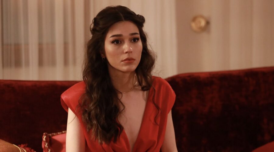 Meltem Akçöl (Ipek Nakkasoglu) in una scena de “La Rosa Della Vendetta”. Credits: RTI Mediaset.
