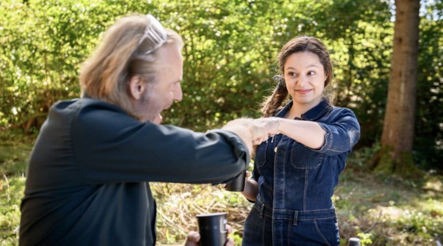 Da sinistra: Erich Altenkopf (Michael Niederbühl) e Aylin Ravanyar (Valentina Saalfeld) in “Tempesta D'Amore”. Credits: Das Erste/RTI Mediaset.