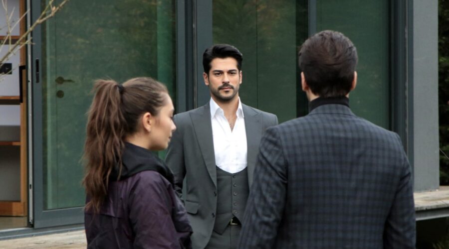 Da sinistra: Neslihan Atagül (Nihan Sezin), Burak Özçivit (Kemal Soydere) e Kaan Urgancioglu (Emir Kozcuoglu) in una scena di “Endless Love”. Credits: RTI Mediaset.