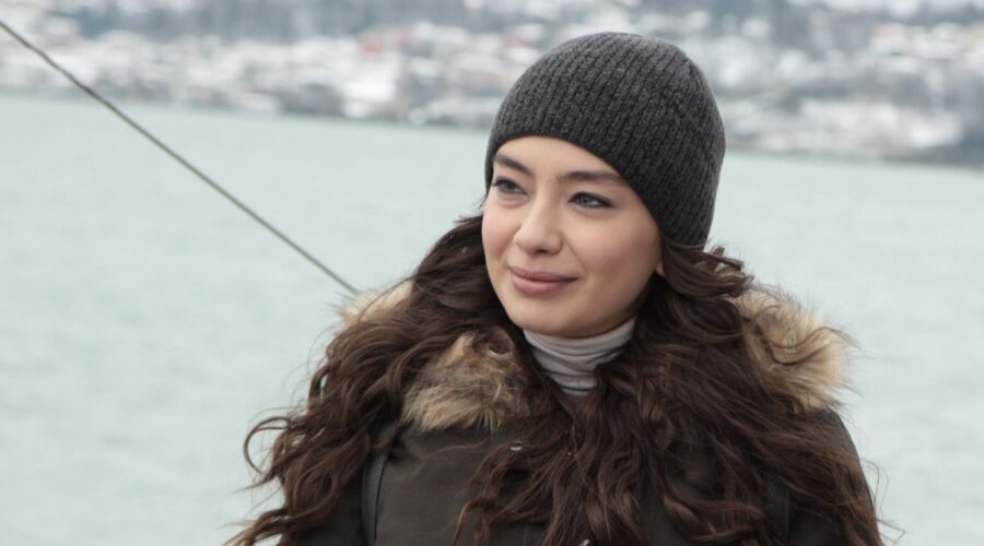 Neslihan Atagül (Nihan Sezin) in una scena di “Endless Love”. Credits: RTI Mediaset.