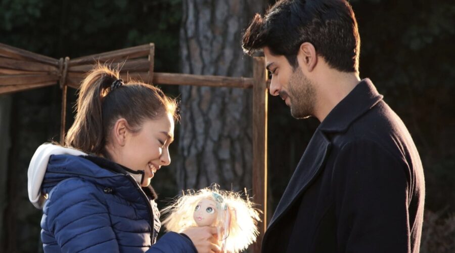 Da sinistra: Neslihan Atagül (Nihan Sezin) e Burak Özçivit (Kemal Soydere) in una scena di “Endless Love”. Credits: RTI Mediaset.