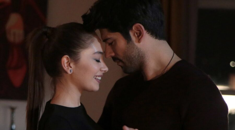 Da sinistra: Neslihan Atagül (Nihan Sezin) e Burak Özçivit (Kemal Soydere) in una scena di “Endless Love”. Credits: RTI Mediaset.