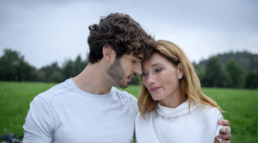 Da sinistra: Christopher Jan Busse (Noah Schwarzbach) e Daniela Kiefer (Alexandra Schwarzbach) in “Tempesta D'Amore”. Credits: Das Erste/RTI Mediaset.